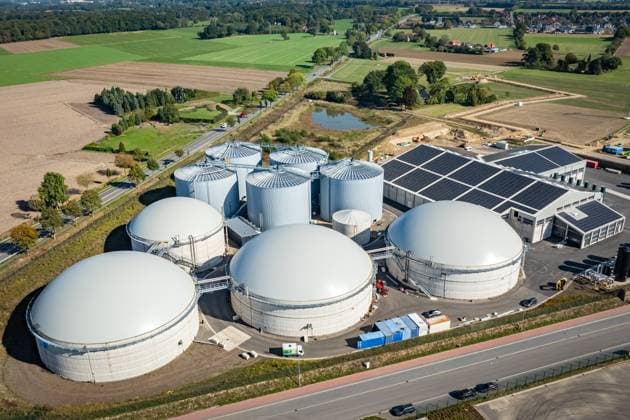 Siloanlagen und Hochbehälter einer modernen Biomethananlage. Neubau einer Biogasanlage und einer Biogasaufbereitungsanlage der Firma NDEnergie in Bohmte OT Stirpe-Oelingen direkt am Hafen des Mittellandkanals. Dazu gehört eine Anlage zur Stromerzeugung für mehrere tausend Haushalte, entweder durch Biogas oder Erdgas. Ausgangsstoffe sind vorwiegend tierische Abfälle wie Hähnchen- und Putenmist sowie Gülle aus der Rinder- und Schweinehaltung. Ferner ist eine CO2 - Abscheidung und -Lagerung vorgesehen. Bohmte Bohmte Niedersachsen Deutschland