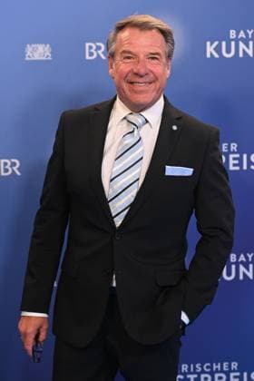 Patrick LINDNER (Saenger), Einzelbild,angeschnittenes Einzelmotiv,Halbfigur,halbe Figur. Verleihung Bayerischer Kunstpreis 2025 am 18.11.2025 im Bergson Kunstkraftwerk in Muenchen