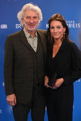 Rufus BECK (Schauspieler) mit Partnerin Julia WUESTENFELD. Verleihung Bayerischer Kunstpreis 2025 am 18.11.2025 im Bergson Kunstkraftwerk in Muenchen