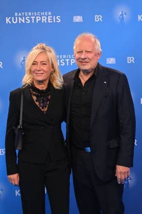 Axel MILBERG (Schauspieler) mit Ehefrau Judith. Verleihung Bayerischer Kunstpreis 2025 am 18.11.2025 im Bergson Kunstkraftwerk in Muenchen