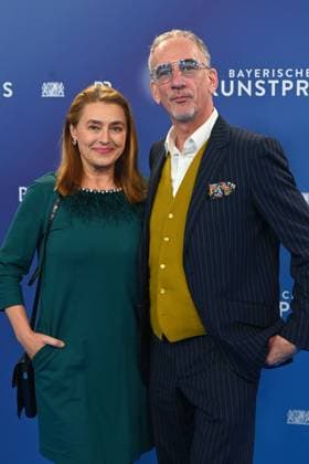 Heio von STETTEN (Schauspieler) mit Ehefrau Elisabeth ROMANO, Verleihung Bayerischer Kunstpreis 2025 am 18.11.2025 im Bergson Kunstkraftwerk in Muenchen