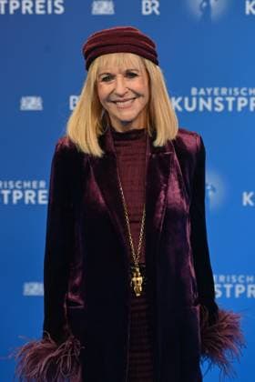 Patricia RIEKEL (Journalistin), Einzelbild,angeschnittenes Einzelmotiv, Halbfigur,halbe Figur. Verleihung Bayerischer Kunstpreis 2025 am 18.11.2025 im Bergson Kunstkraftwerk in Muenchen