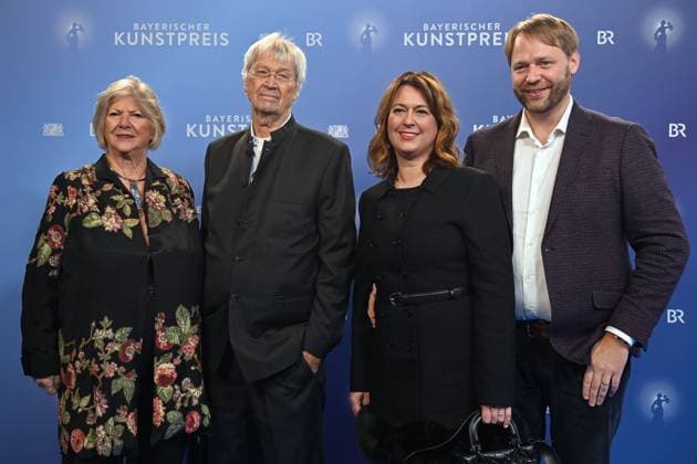 Gerhard POLT (Kabarettist) mit seiner Familie:li:Ehefrau Tini,re:Sohn Mrtin mit Ehefrau. Verleihung Bayerischer Kunstpreis 2025 am 18.11.2025 im Bergson Kunstkraftwerk in Muenchen
