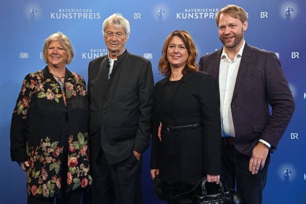 Gerhard POLT (Kabarettist) mit seiner Familie:li:Ehefrau Tini,re:Sohn Mrtin mit Ehefrau. Verleihung Bayerischer Kunstpreis 2025 am 18.11.2025 im Bergson Kunstkraftwerk in Muenchen