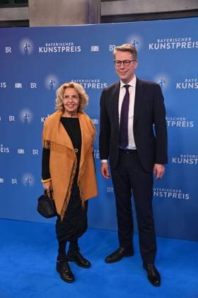 Markus BLUME (CSU,Bayerischer Staatsminister für Wissenschaft und Kunst) mit Michaela MAY: Verleihung Bayerischer Kunstpreis 2025 am 18.11.2025 im Bergson Kunstkraftwerk in Muenchen