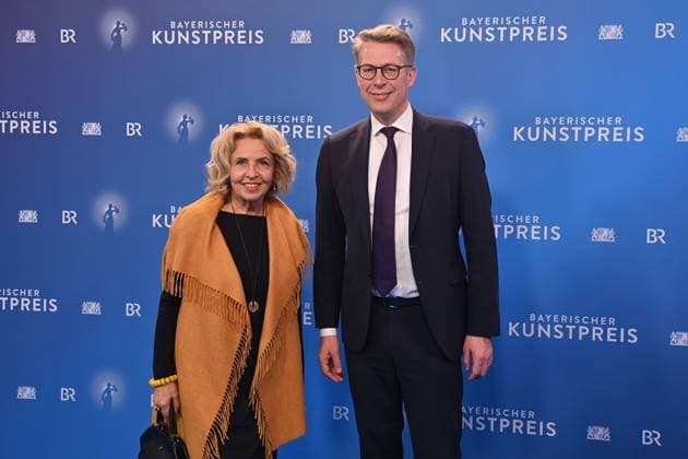 Markus BLUME (CSU,Bayerischer Staatsminister für Wissenschaft und Kunst) mit Michaela MAY: Verleihung Bayerischer Kunstpreis 2025 am 18.11.2025 im Bergson Kunstkraftwerk in Muenchen