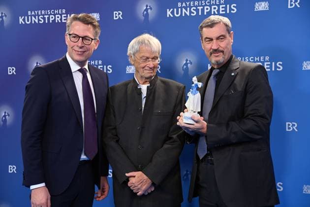 Gerhard POLT (Kabarettist) erhaelt den Ehrenpreis von Markus SOEDER (Ministerpraesident Bayern und CSU Vorsitzender,re), li:Markus BLUME (CSU,Bayerischer Staatsminister für Wissenschaft und Kunst). Verleihung Bayerischer Kunstpreis 2025 am 18.11.2025 im Bergson Kunstkraftwerk in Muenchen