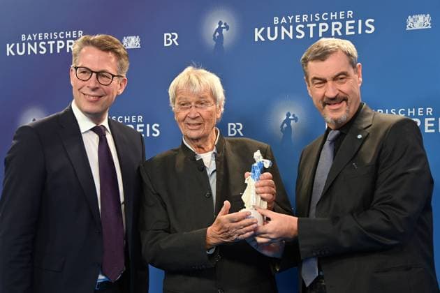 Gerhard POLT (Kabarettist) erhaelt den Ehrenpreis von Markus SOEDER (Ministerpraesident Bayern und CSU Vorsitzender,re), li:Markus BLUME (CSU,Bayerischer Staatsminister für Wissenschaft und Kunst). Verleihung Bayerischer Kunstpreis 2025 am 18.11.2025 im Bergson Kunstkraftwerk in Muenchen *** Gerhard POLT cabaret artist receives the honorary award from Markus SOEDER Bavarian State Premier and CSU Chairman, right, left Markus BLUME CSU, Bavarian State Minister for Science and Art Bavarian Art Award 2025 on 18 11 2025 at the Bergson Kunstkraftwerk in Munich