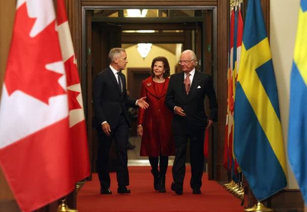 November 18, 2025, Ottawa, On, CANADA: Prime Minister Mark Carney, Sweden s King Carl Gustaf and Queen Silvia arrive at a welcoming ceremony on Parliament Hill in Ottawa, Tuesday, Nov. 18, 2025. Ottawa CANADA  - ZUMAc35_ 20251118_zaf_c35_076 Copyright: xPatrickxDoylex