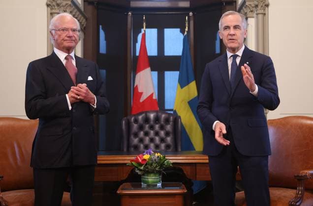 November 18, 2025, Ottawa, On, CANADA: Prime Minister Mark Carney and Sweden s King Carl Gustaf speak before a meeting in the Prime Minister s office on Parliament Hill in Ottawa, Tuesday, Nov. 18, 2025. Ottawa CANADA  - ZUMAc35_ 20251118_zaf_c35_086 Copyright: xPatrickxDoylex