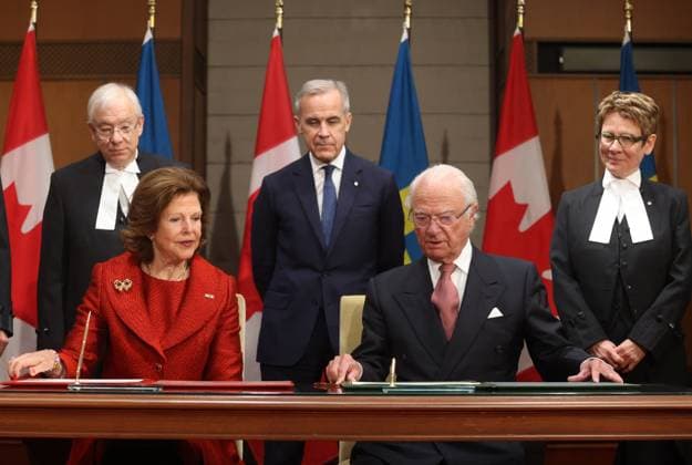 November 18, 2025, Ottawa, On, CANADA: Sweden s King Carl Gustaf and Queen Silvia sign a guest book as Prime Minister Mark Carney, Speaker of the House of Commons Francis Scarpaleggia, left, and Speaker of the Senate Raymonde Gagne look on at a welcoming ceremony on Parliament Hill in Ottawa, Tuesday, Nov. 18, 2025. Ottawa CANADA  - ZUMAc35_ 20251118_zaf_c35_089 Copyright: xPatrickxDoylex