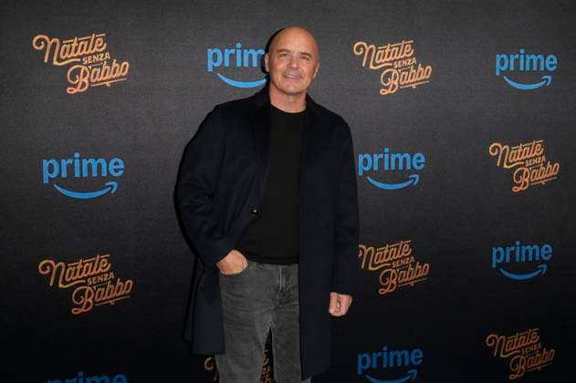 Natale senza Babbo blu carpet in Rome, Italy - 18 Nov 2025 Luca Zingaretti attends the blu carpet of movie Natale senza Babbo at Cinema Adriano. Rome Italy Copyright: xMarioxCartellix xSOPAxImagesx _DSC5119