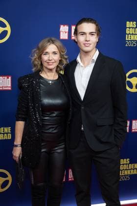 Das Goldene Lenkrad 2025 Tina Ruland mit Jahvis Rahmoune Verleihung Auto BILD Das Goldene Lenkrad 2025 im Axel Springer Gebäude in Berlin Copyright: xEventpressxFuhrx