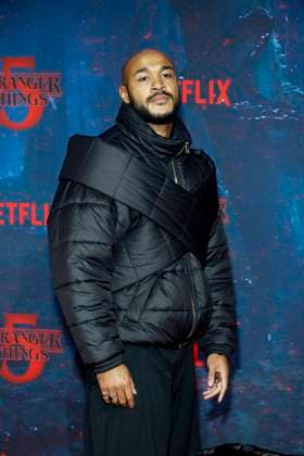 Stranger Things 5 , Fan Event im Flughafen Tempelhof, Berlin, 18.11.2025 Malick Bauer bei dem Fan Event zu Stranger Things im Hangar 7 im Flughafen Tempelhof in Berlin am 18.11.2025 Berlin Flughafen Tempelhof Copyright: xAnitaxBuggex
