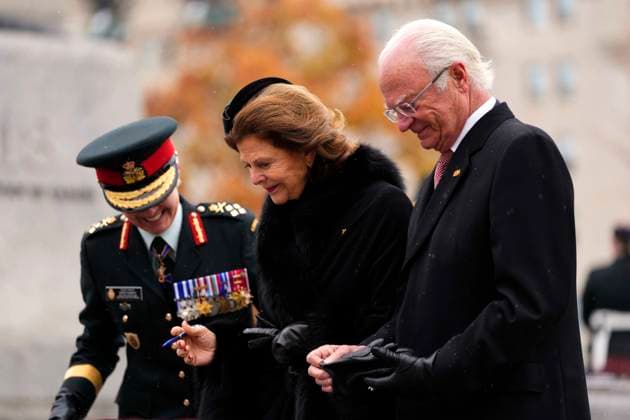 November 18, 2025, Ottawa, On, CANADA: Gen. Jennie Carignan, left, chief of the defence staff, guides Sweden s King Carl XVI Gustaf and Queen Silvia after laying a wreath at the Tomb of the Unknown Soldier at the National War Memorial during a visit in Ottawa, on Tuesday, Nov. 18, 2025. Ottawa CANADA - ZUMAc35_ 20251118_zaf_c35_145 Copyright: xJustinxTangx
