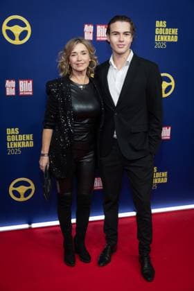 Das Goldene Lenkrad 2025 Tina Ruland mit Jahvis Rahmoune Verleihung Auto BILD Das Goldene Lenkrad 2025 im Axel Springer Gebäude in Berlin Copyright: xEventpressxFuhrx
