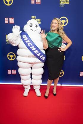 Das Goldene Lenkrad 2025 Barbara Schöneberger Michelin Männchen Verleihung Auto BILD Das Goldene Lenkrad 2025 im Axel Springer Gebäude in Berlin Copyright: xEventpressxFuhrx