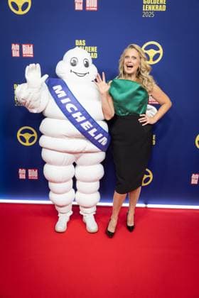 Das Goldene Lenkrad 2025 Barbara Schöneberger Michelin Männchen Verleihung Auto BILD Das Goldene Lenkrad 2025 im Axel Springer Gebäude in Berlin Copyright: xEventpressxFuhrx