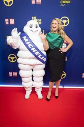Das Goldene Lenkrad 2025 Barbara Schöneberger Michelin Männchen Verleihung Auto BILD Das Goldene Lenkrad 2025 im Axel Springer Gebäude in Berlin Copyright: xEventpressxFuhrx