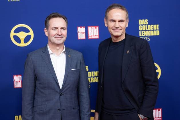 Das Goldene Lenkrad 2025 Thomas Schäfer Marken-Vorstand Volkswagen Pkw und Oliver Blume Vorstandsvorsitzender der Volkswagen AG Verleihung Auto BILD Das Goldene Lenkrad 2025 im Axel Springer Gebäude in Berlin Copyright: xEventpressxFuhrx
