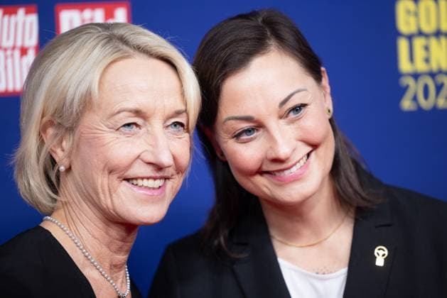 Das Goldene Lenkrad 2025 Isolde Holderied, Rallye-Fahrerin und Lina van de Mars TV-Moderatorin Verleihung Auto BILD Das Goldene Lenkrad 2025 im Axel Springer Gebäude in Berlin Copyright: xEventpressxFuhrx