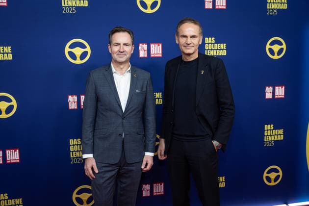 Das Goldene Lenkrad 2025 Thomas Schäfer Marken-Vorstand Volkswagen Pkw und Oliver Blume Vorstandsvorsitzender der Volkswagen AG Verleihung Auto BILD Das Goldene Lenkrad 2025 im Axel Springer Gebäude in Berlin Copyright: xEventpressxFuhrx