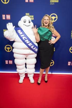 Das Goldene Lenkrad 2025 Barbara Schöneberger Michelin Männchen Verleihung Auto BILD Das Goldene Lenkrad 2025 im Axel Springer Gebäude in Berlin Copyright: xEventpressxFuhrx
