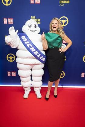 Das Goldene Lenkrad 2025 Barbara Schöneberger Michelin Männchen Verleihung Auto BILD Das Goldene Lenkrad 2025 im Axel Springer Gebäude in Berlin Copyright: xEventpressxFuhrx