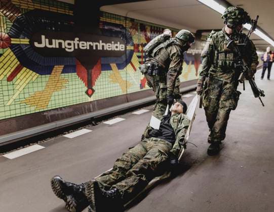 Soldaten bergen einen Verletzten, aufgenommen im Rahmen der Bundeswehr-Uebung Operation Bollwerk Baerlin in Berlin, 19.11.2025. Waehrend des Uebungsszenarios des Wachbataillon der Bundeswehr sollen Saboteure einer U-Bahn im Uebungstunnel Jungfernheide festgesetzt sowie verletzte Soldaten geborgen und versorgt werden. Berlin Deutschland *** Soldiers rescue an injured man, taken during the Bundeswehr exercise Operation Bollwerk Baerlin in Berlin, 19 11 2025 During the exercise scenario of the guard battalion of the Bundeswehr, saboteurs of a subway in the Jungfernheide underground tunnel are to be arrested and injured soldiers are to be rescued and treated Berlin Germany Copyright: xFlorianxGaertnerx