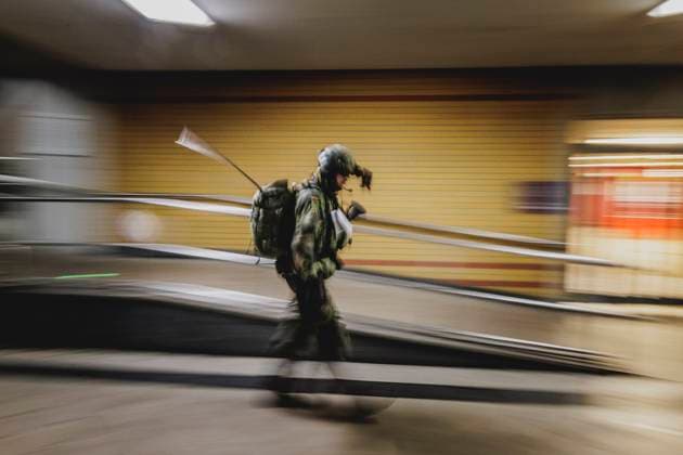 Ein Soldat betritt die U-Bahnstation, aufgenommen im Rahmen der Bundeswehr-Uebung Operation Bollwerk Baerlin in Berlin, 19.11.2025. Waehrend des Uebungsszenarios des Wachbataillon der Bundeswehr sollen Saboteure einer U-Bahn im Uebungstunnel Jungfernheide festgesetzt sowie verletzte Soldaten geborgen und versorgt werden. Berlin Deutschland *** A soldier enters the subway station, taken during the Bundeswehr exercise Operation Bollwerk Baerlin in Berlin, 19 11 2025 During the exercise scenario of the guard battalion of the Bundeswehr, saboteurs of a subway are to be arrested in the Jungfernheide training tunnel and injured soldiers are to be rescued and treated Berlin Germany Copyright: xFlorianxGaertnerx