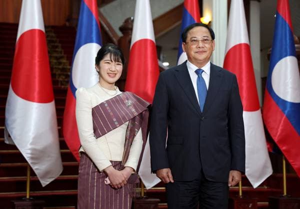 Japan Princess Aiko in Laos Japanese Princess Aiko (L), in Laotian traditional dress, meets Lao Prime Minister Sonexay Siphandone in Vientiane on Nov. 18, 2025, during her official trip to Laos. (Pool photo)  A14AA0005044102P