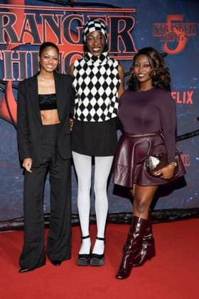 abb Maureen Adim, Toni Dreher-Adenuga und Temi Dreher-Adenuga zu Gast auf dem roten Teppich beim Grossen Fan-Event mit Screening der Netflix Serie STRANGER THINGS 5 im Tempelhof Airport am 18.11.2025 in Berlin Berlin Deutschland