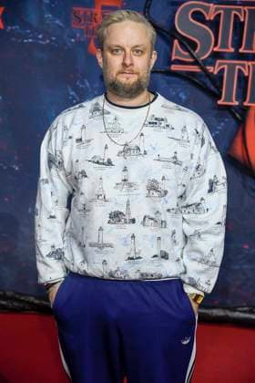 abb Anton Fatoni Schneider zu Gast auf dem roten Teppich beim Grossen Fan-Event mit Screening der Netflix Serie STRANGER THINGS 5 im Tempelhof Airport am 18.11.2025 in Berlin Berlin Deutschland