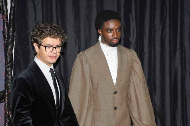 abb Gaten Matarazzo und Caleb McLaughlin zu Gast auf dem roten Teppich beim Grossen Fan-Event mit Screening der Netflix Serie STRANGER THINGS 5 im Tempelhof Airport am 18.11.2025 in Berlin Berlin Deutschland