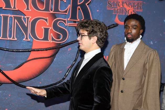 abb Gaten Matarazzo und Caleb McLaughlin zu Gast auf dem roten Teppich beim Grossen Fan-Event mit Screening der Netflix Serie STRANGER THINGS 5 im Tempelhof Airport am 18.11.2025 in Berlin Berlin Deutschland