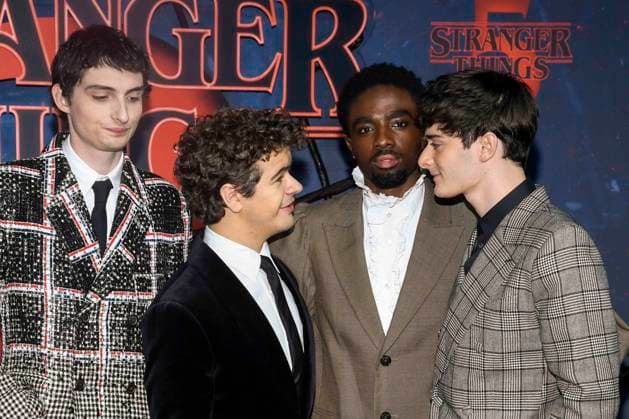 abb Finn Wolfhard, Gaten Matarazzo, Caleb McLaughlin und Noah Schnapp zu Gast auf dem roten Teppich beim Grossen Fan-Event mit Screening der Netflix Serie STRANGER THINGS 5 im Tempelhof Airport am 18.11.2025 in Berlin Berlin Deutschland