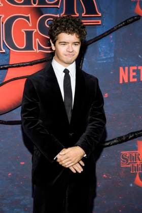 abb Gaten Matarazzo zu Gast auf dem roten Teppich beim Grossen Fan-Event mit Screening der Netflix Serie STRANGER THINGS 5 im Tempelhof Airport am 18.11.2025 in Berlin Berlin Deutschland