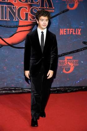 abb Gaten Matarazzo zu Gast auf dem roten Teppich beim Grossen Fan-Event mit Screening der Netflix Serie STRANGER THINGS 5 im Tempelhof Airport am 18.11.2025 in Berlin Berlin Deutschland