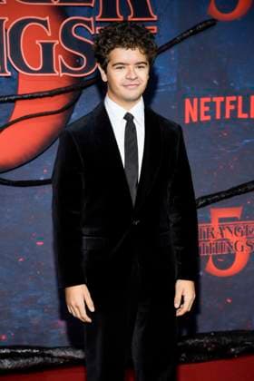 abb Gaten Matarazzo zu Gast auf dem roten Teppich beim Grossen Fan-Event mit Screening der Netflix Serie STRANGER THINGS 5 im Tempelhof Airport am 18.11.2025 in Berlin Berlin Deutschland