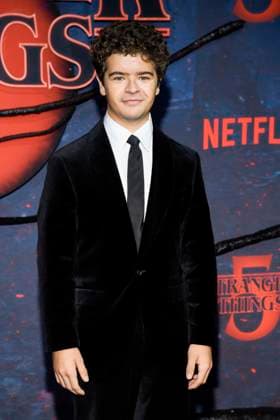 abb Gaten Matarazzo zu Gast auf dem roten Teppich beim Grossen Fan-Event mit Screening der Netflix Serie STRANGER THINGS 5 im Tempelhof Airport am 18.11.2025 in Berlin Berlin Deutschland