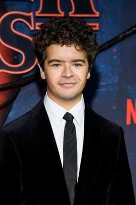 abb Gaten Matarazzo zu Gast auf dem roten Teppich beim Grossen Fan-Event mit Screening der Netflix Serie STRANGER THINGS 5 im Tempelhof Airport am 18.11.2025 in Berlin Berlin Deutschland