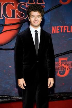 abb Gaten Matarazzo zu Gast auf dem roten Teppich beim Grossen Fan-Event mit Screening der Netflix Serie STRANGER THINGS 5 im Tempelhof Airport am 18.11.2025 in Berlin Berlin Deutschland