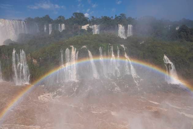 Beautiful view to Iguaçu Falls waterfalls and green rainforest Foz do Iguaçu, State of Paraná, Brazil R_GNUJ251117C-1897588-01