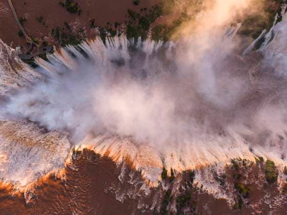 Beautiful aerial view to Iguaçu Falls waterfalls and green rainforest Foz do Iguaçu, State of Paraná, Brazil R_GNUJ25111777-1897548-01