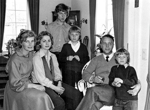 ARCHIV: Ursula von der Leyen Familienfoto 1978: Mutter Heide-Adele , Tochter Ursula ( spätere von der Leyen ), Brüder Lorenz und Barthold , Vater Dr. Ernst Albrecht mit Sohn Donatus ARCHIVAUFNAHME, Datum geschätzt 20251115JWM0591 *** ARCHIVE Ursula von der Leyen family photo 1978 mother Heide Adele , daughter Ursula later von der Leyen , brothers Lorenz and Barthold , father Dr. Ernst Albrecht with son Donatus ARCHIVAUFNAHME, date estimated 20251115JWM0591