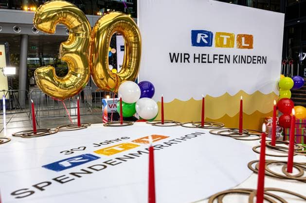 Pressetermin zum RTL Spendenmarathon in Köln, 19.11.2025. In der RTL-Zentrale in Köln-Deutz präsentieren Joey Kelly und Wolfram Kons die 24H GEBURTSTAGS-CHALLENGE zum 30. RTL-SPENDENMARATHON. Die 24-Stunden-Aktion mit 20 Firmenteams unterstützt die STIFTUNG RTL WIR HELFEN KINDERN E. V. und begleitet den Jubiläums-Spendenmarathon, der seit 1996 mehr als 306 Millionen Euro für Kinderhilfsprojekte gesammelt hat. Köln Deutz Nordrhein-Westfalen Deutschland Copyright: xBonn.digitalx