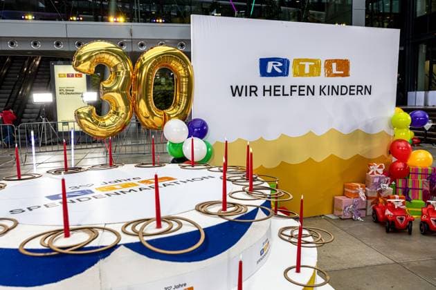 Pressetermin zum RTL Spendenmarathon in Köln, 19.11.2025. In der RTL-Zentrale in Köln-Deutz präsentieren Joey Kelly und Wolfram Kons die 24H GEBURTSTAGS-CHALLENGE zum 30. RTL-SPENDENMARATHON. Die 24-Stunden-Aktion mit 20 Firmenteams unterstützt die STIFTUNG RTL WIR HELFEN KINDERN E. V. und begleitet den Jubiläums-Spendenmarathon, der seit 1996 mehr als 306 Millionen Euro für Kinderhilfsprojekte gesammelt hat. Köln Deutz Nordrhein-Westfalen Deutschland Copyright: xBonn.digitalx
