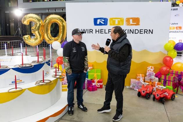 Pressetermin zum RTL Spendenmarathon in Köln, 19.11.2025. Wolfram KONS im Gespräch mit Joey KELLY - In der RTL-Zentrale in Köln-Deutz präsentieren Joey Kelly und Wolfram Kons die 24H GEBURTSTAGS-CHALLENGE zum 30. RTL-SPENDENMARATHON. Die 24-Stunden-Aktion mit 20 Firmenteams unterstützt die STIFTUNG RTL WIR HELFEN KINDERN E. V. und begleitet den Jubiläums-Spendenmarathon, der seit 1996 mehr als 306 Millionen Euro für Kinderhilfsprojekte gesammelt hat. Köln Deutz Nordrhein-Westfalen Deutschland Copyright: xBonn.digitalx