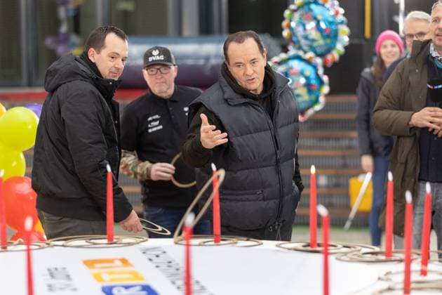 Pressetermin zum RTL Spendenmarathon in Köln, 19.11.2025. Wolfram KONS wirft einen Ring über eine Kerze - In der RTL-Zentrale in Köln-Deutz präsentieren Joey Kelly und Wolfram Kons die 24H GEBURTSTAGS-CHALLENGE zum 30. RTL-SPENDENMARATHON. Die 24-Stunden-Aktion mit 20 Firmenteams unterstützt die STIFTUNG RTL WIR HELFEN KINDERN E. V. und begleitet den Jubiläums-Spendenmarathon, der seit 1996 mehr als 306 Millionen Euro für Kinderhilfsprojekte gesammelt hat. Köln Deutz Nordrhein-Westfalen Deutschland Copyright: xBonn.digitalx