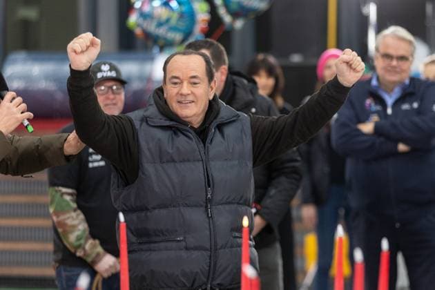 Pressetermin zum RTL Spendenmarathon in Köln, 19.11.2025. Wolfram KONS wirft einen Ring über eine Kerze - In der RTL-Zentrale in Köln-Deutz präsentieren Joey Kelly und Wolfram Kons die 24H GEBURTSTAGS-CHALLENGE zum 30. RTL-SPENDENMARATHON. Die 24-Stunden-Aktion mit 20 Firmenteams unterstützt die STIFTUNG RTL WIR HELFEN KINDERN E. V. und begleitet den Jubiläums-Spendenmarathon, der seit 1996 mehr als 306 Millionen Euro für Kinderhilfsprojekte gesammelt hat. Köln Deutz Nordrhein-Westfalen Deutschland Copyright: xBonn.digitalx